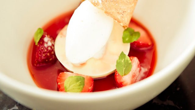 Crémeux Chocolat blanc & Fraises : une recette raffinée autour du chocolat blanc et du fruit - Atelier Gourmandise