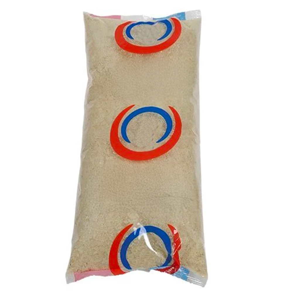 Un sachet transparent de sucre roux avec des logos rouges et bleus.