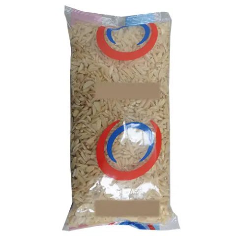 Sachet transparent d'amandes effilées pour la pâtisserie maison.