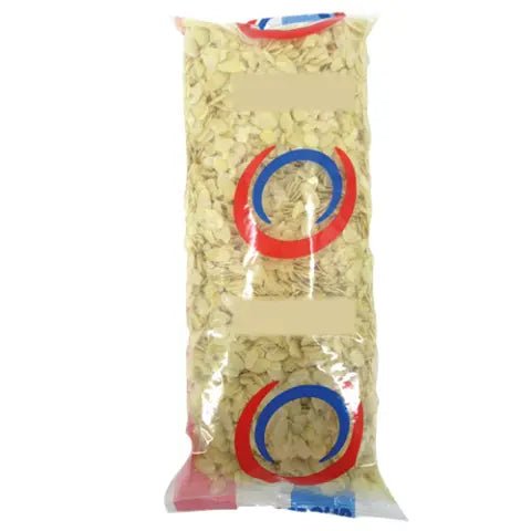 Sachet transparent de flocons d'amandes pour la pâtisserie maison.