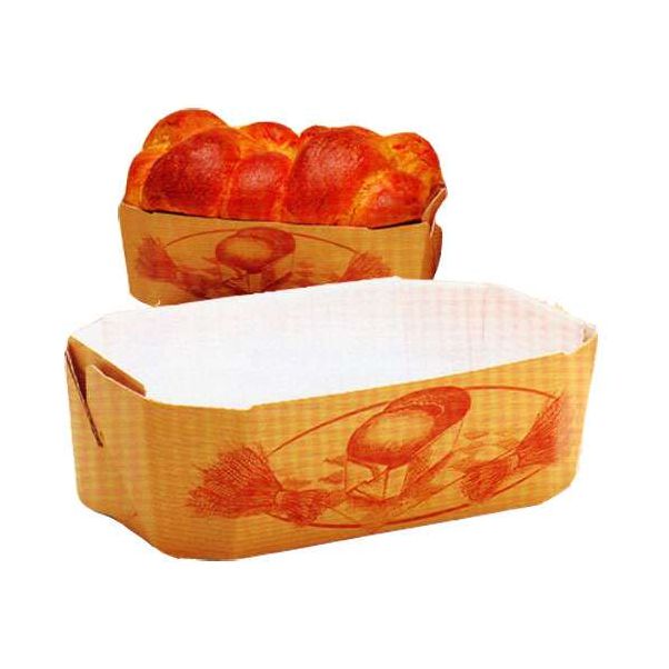 Deux moules à brioche en papier kraft à motifs blé, un avec brioche dorée, un vide.